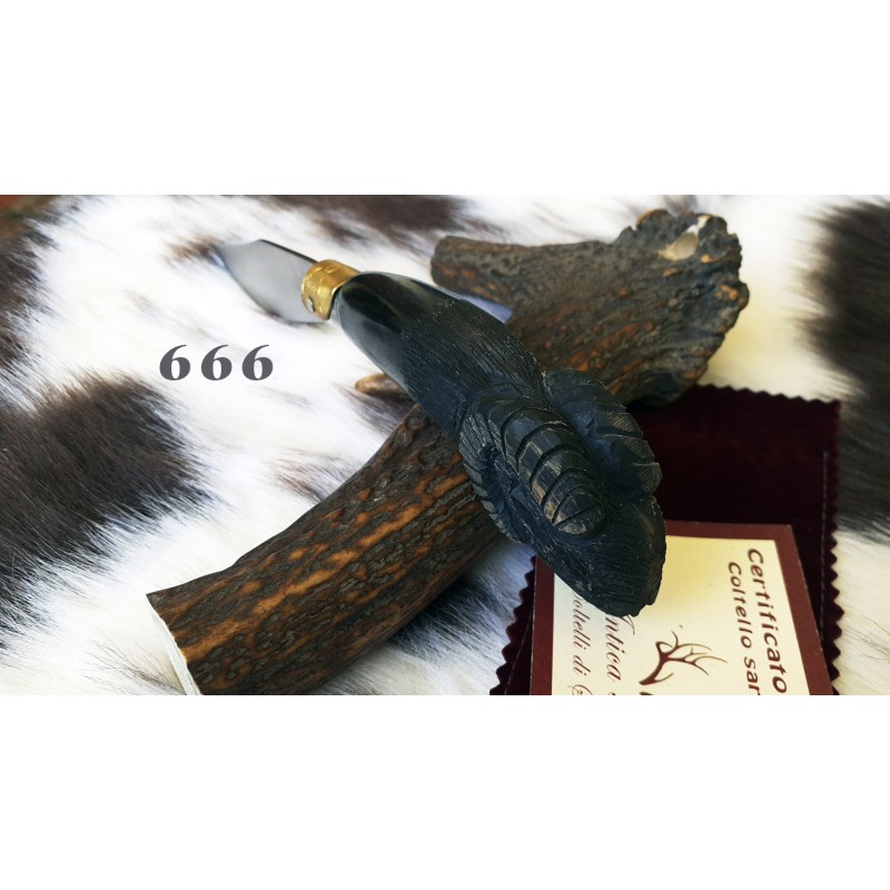 Coltello artistico scultura muflone, lama larga 10 cm, manico corno di bufalo